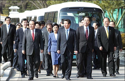 지난 2월 27일 오후 청와대에서 노무현 대통령이 고건 총리및 신임각료들과 함께 버스에서 내려 기자회견장으로 향하고 있다. 